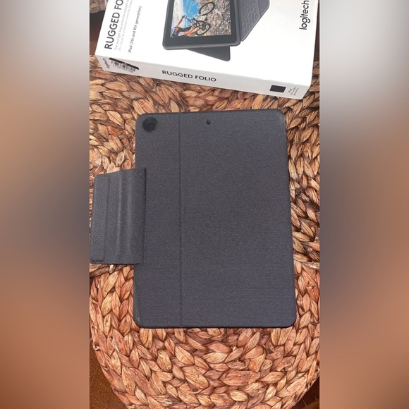 Logitech Rugged Folio Keyboard Case for Apple iPad 7th & 8th Generation - Picture 10 of 13